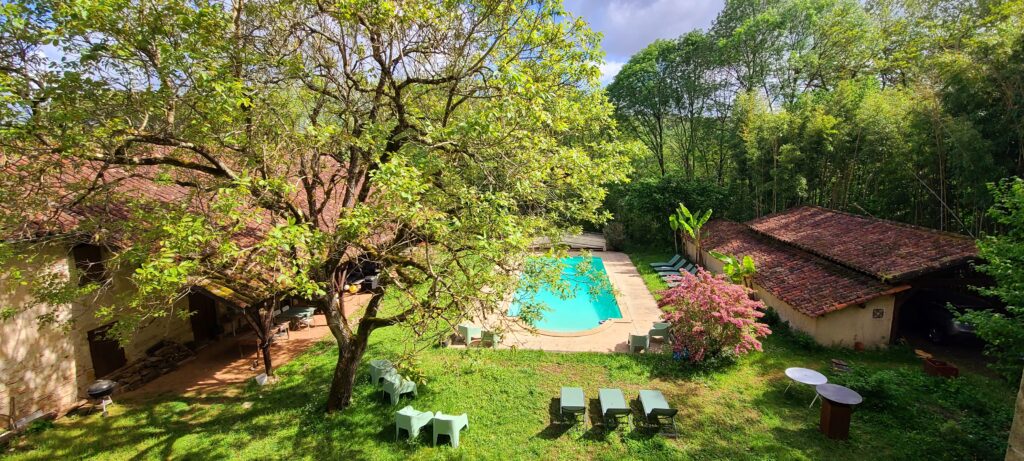 Vue sur la piscine du Manoir du Mouin de Madame