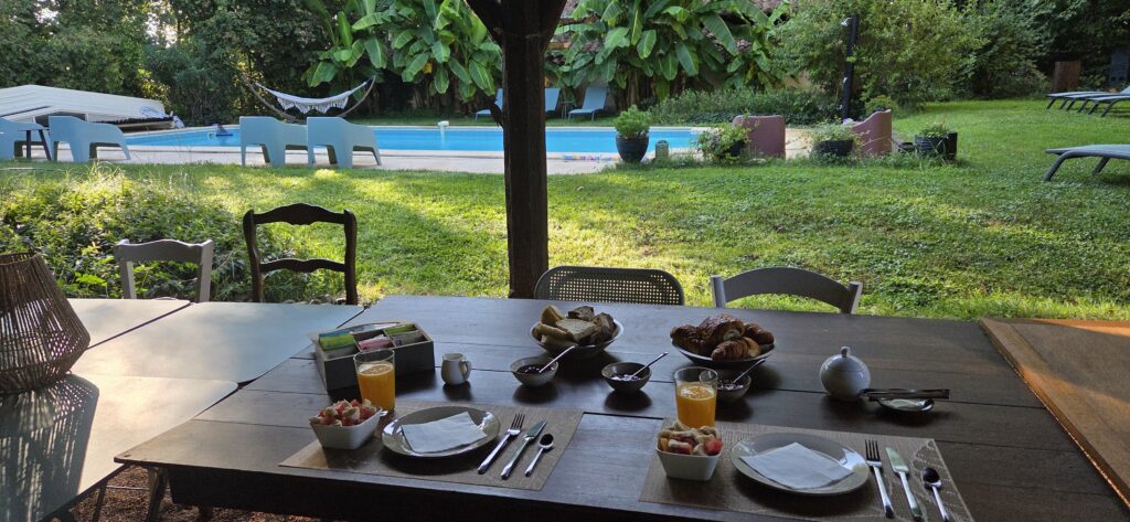 Petit déjeuner Jardin piscine Le Manoir du Moulin de Madame
