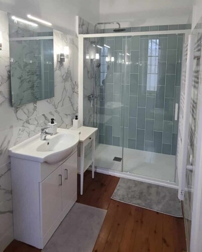 Salle d'eau commune aux deux chambres