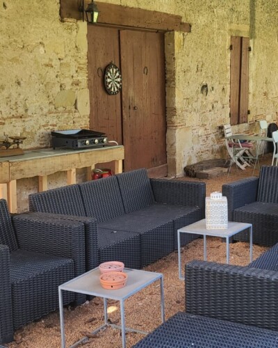 Vue de la piscine et de la grange du Manoir du Moulin de Madame Villeneuve-sur-Lot