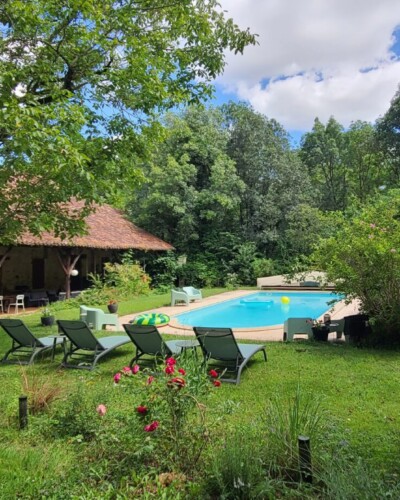 Vue sur la piscine du Manoir du Mouin de Madame