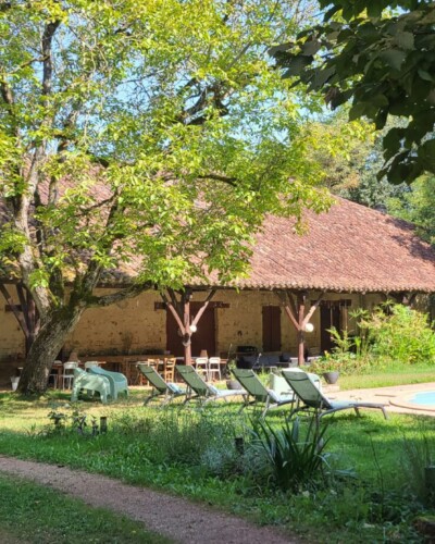 Vue de la piscine et de la grange du Manoir du Moulin de Madame Villeneuve-sur-Lot
